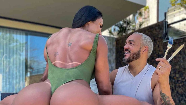 Gracyanne Barbosa impressiona ao abrir espacate na mesa