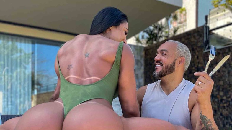 Gracyanne Barbosa impressiona ao abrir espacate na mesa