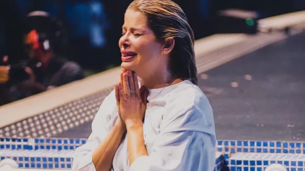 Karina Bacchi se emociona ao ser batizada em igreja: ‘Planos de Deus’