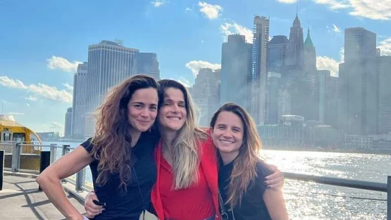 Alice Braga e namorada, Bianca Comparato, se encontram com Ingrid Guimarães em NY