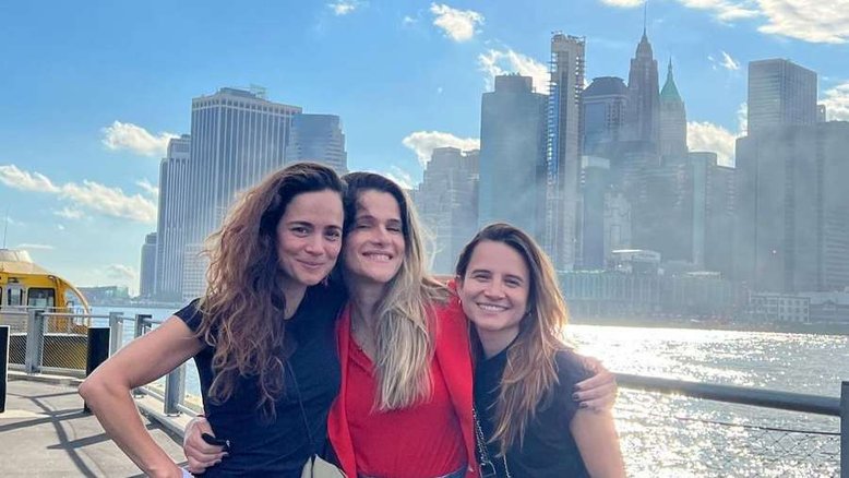 Alice Braga e namorada, Bianca Comparato, se encontram com Ingrid Guimarães em NY