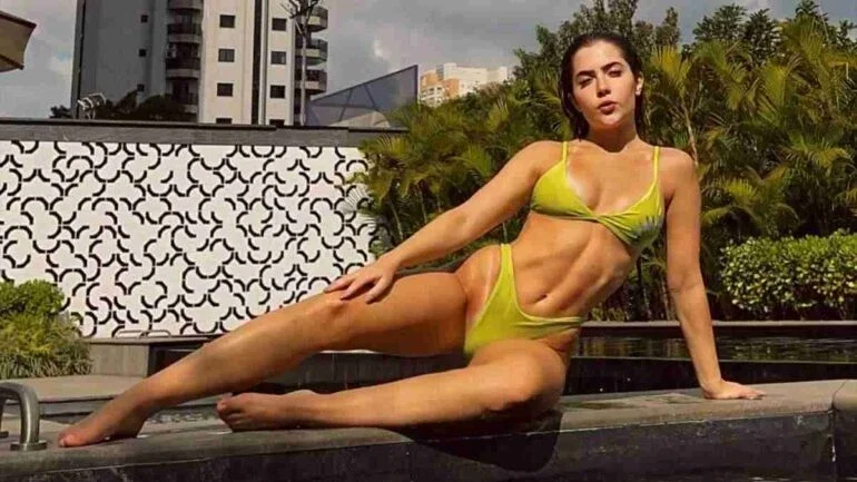 Jade Picon ignora clima nublado e posa de biquíni cavado à beira da piscina