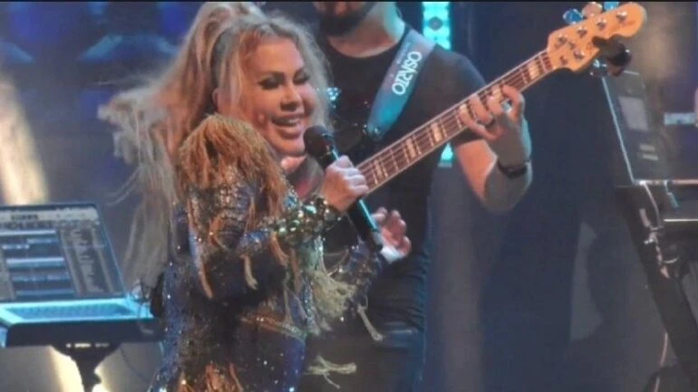 Joelma aparece com rosto inchado em show e preocupa fãs; 