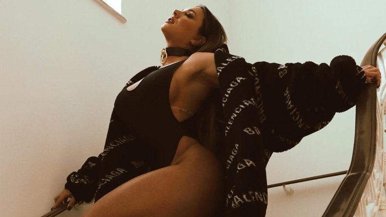 Juju Salimeni sensualiza com body cavadíssimo e casaco de grife
