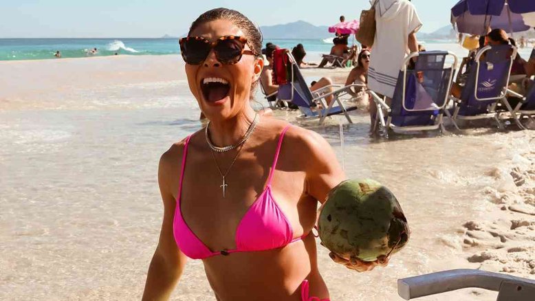 Juliana Paes curte praia com família e amigos no Rio: 'Muito amor envolvido'