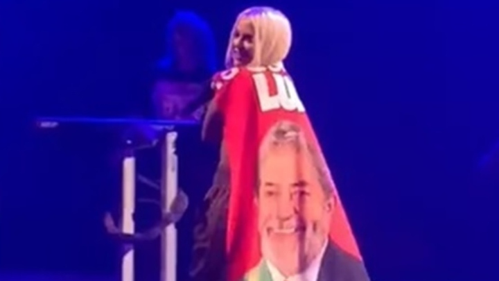 Luísa Sonza declara apoio a Lula ao desfilar com bandeira do ex-presidente em show