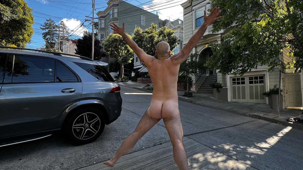 Ex-BBB Mahmoud faz tour em bairro LGBT em São Francisco e posa pelado na rua