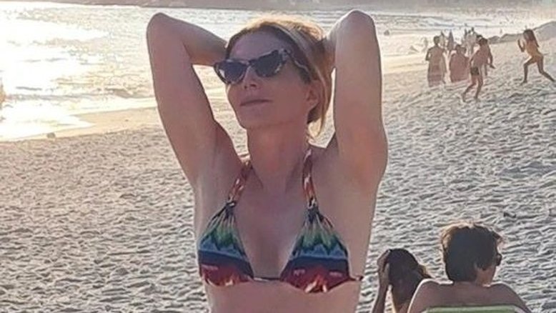 Aos 62 anos, Maria Padilha exibe corpão em foto de biquíni na praia