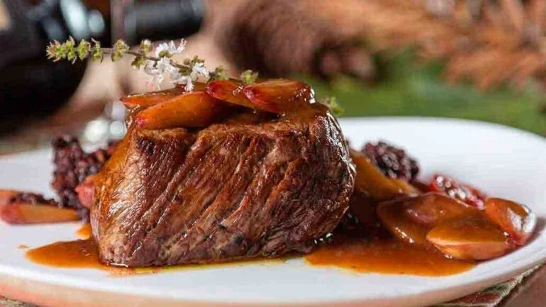 Receita muito fácil de medalhão de filé-mignon com molho de pinhão (Foto: Divulgação)