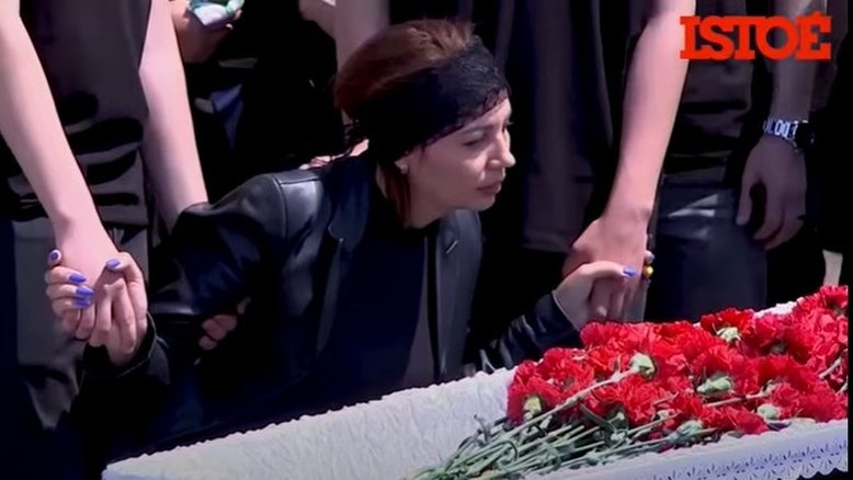 Vídeo: Mulher se desespera ao enterrar marido, voluntário no conflito com a Rússia