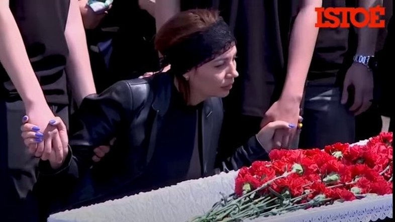Vídeo: Mulher se desespera ao enterrar marido, voluntário no conflito com a Rússia