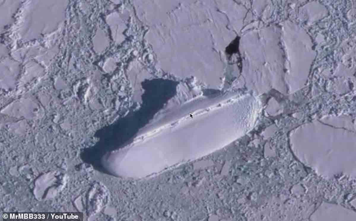 "Navio de gelo": imagem encontrada por usuário do Google Earth no litoral da Antártida está causando furor em redes sociais. Crédito: MrMBB333/YouTube