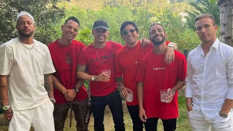 Em festa de 'solteiros e casados', Neymar entrega namoro com influencer