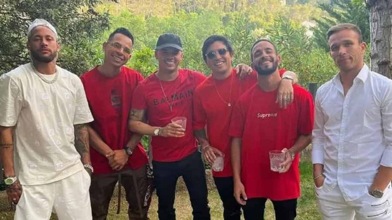 Em festa de 'solteiros e casados', Neymar entrega namoro com influencer