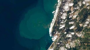 As imagens feitas a partir do espaço pela NASA mostram uma extensa faixa de espuma e bolhas submersas formadas a até 10 km da costa portuguesa. Foto: Lauren Dauphin / NASA Eart Observatory / Landsat 8