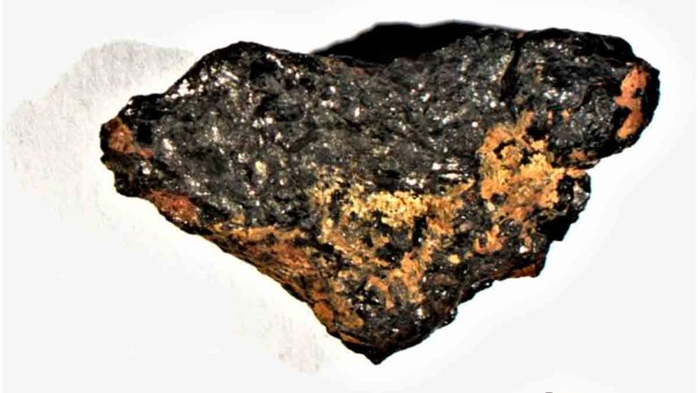 Amostra de 3 gramas da pedra Hypatia. Os pesquisadores encontraram um padrão consistente de 15 elementos na pedra. O padrão é totalmente diferente de qualquer coisa no Sistema Solar ou nossa vizinhança solar, na Via Láctea. Crédito: Romano Serra