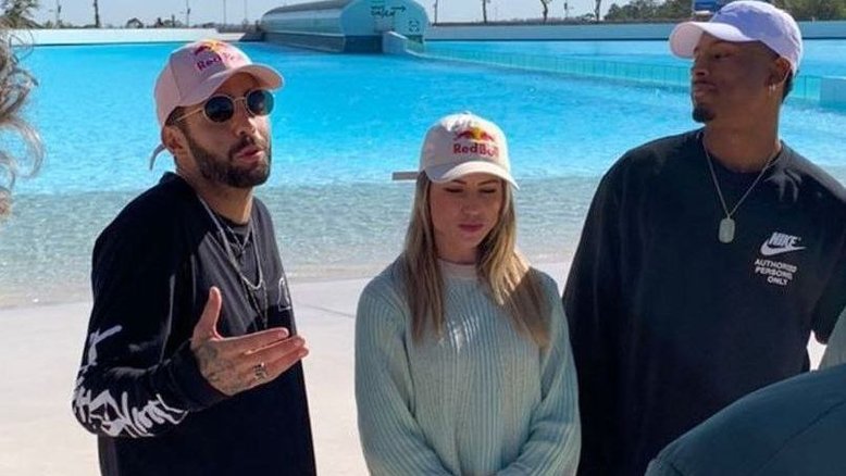 Pedro Scooby curte dia de surfe com Letícia Bufoni e Paulo André: 'Tô voltando'