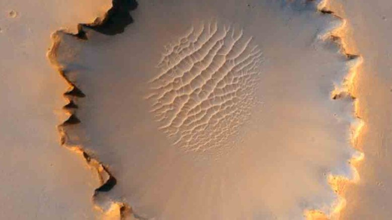 Areia soprada pelo vento em ondulações dentro da Cratera Victoria em Meridiani Planum em Marte, fotografada pela Mars Reconnaissance Orbiter da Nasa em 3 de outubro de 2006. Crédito: Nasa/JPL-Caltech/University of Arizona/Cornell/Ohio State University