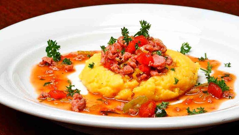 Polenta cremosa com ragu de linguiça toscana / Foto: iStock