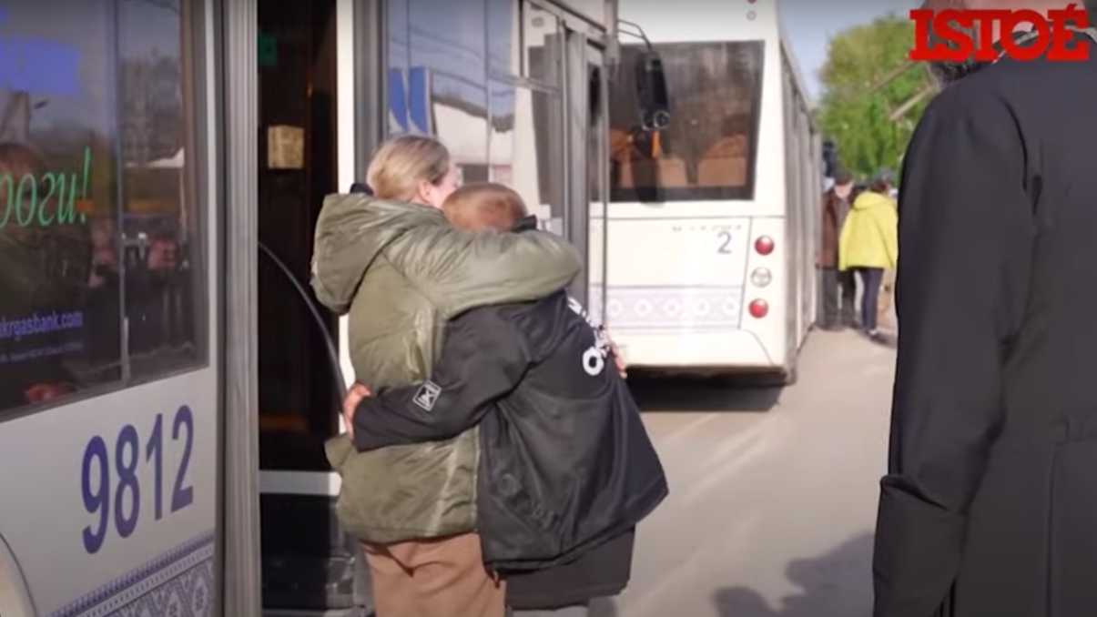 Refugiados usam ônibus para escapar de Mariupol, na Ucrânia