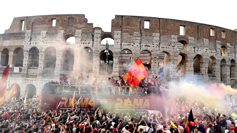 Mais de 100 mil pessoas celebram título da Roma no Circo Máximo