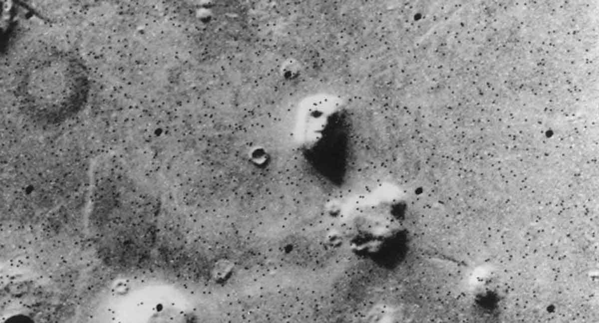 O "rosto humano" captado pela sonda Viking 1 em 1976 na região de Cydonia, em Marte: um caso de pareidolia facial extraterrestre (veja mais abaixo fotos da mesma figura com resolução maior). Crédito: Nasa