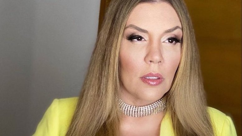 Simony posa com terninho, sem nada por baixo