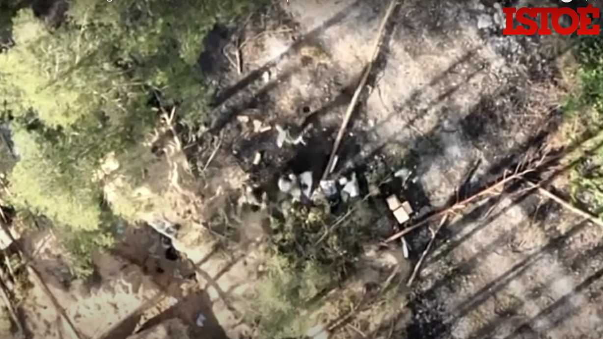 Soldados russos fogem ao serem bombardeados por drone ucraniano
