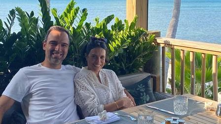 Tadeu Schimidt curte férias na praia com a mulher