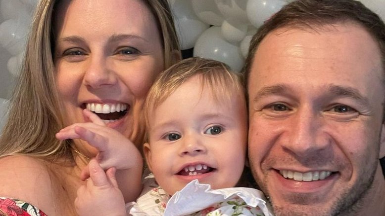 'A doença está estável!', dizem Tiago Leifert e Daiana Garbin sobre a filha