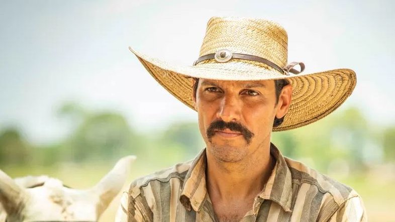 Ator de Pantanal diz receber fotos nas redes e avisa: 'Gosto ao vivo'