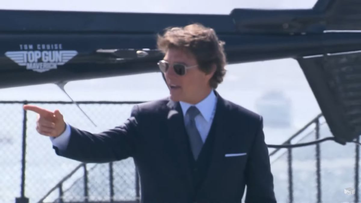 Tom Cruise chega em estreia do novo 'Top Gun' pilotando helicóptero