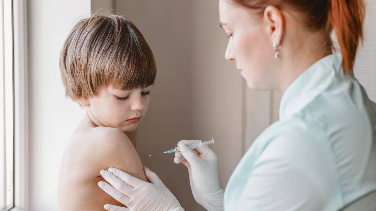 criança sendo vacinada. mitos sobre vacinação infantil