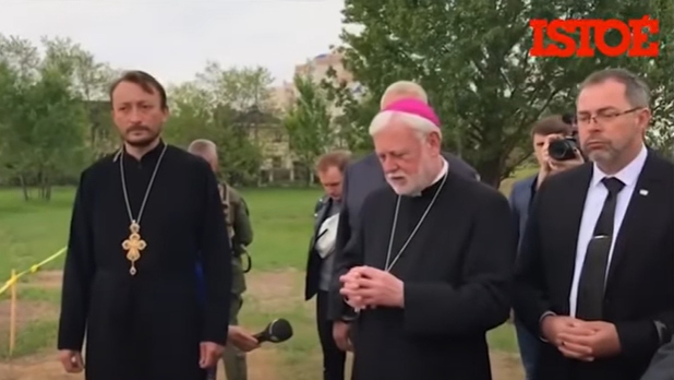 Vídeo: Arcebispo do Vaticano realiza oração em vala comunitária na Ucrânia