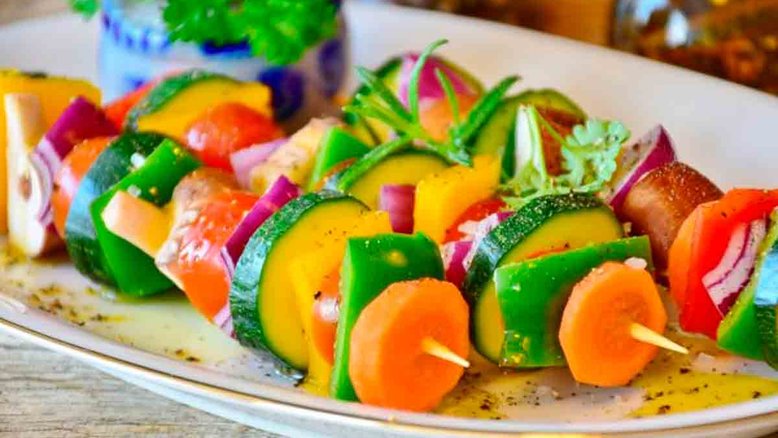 Crianças vegetarianas têm crescimento e nutrição semelhantes às que comem carne