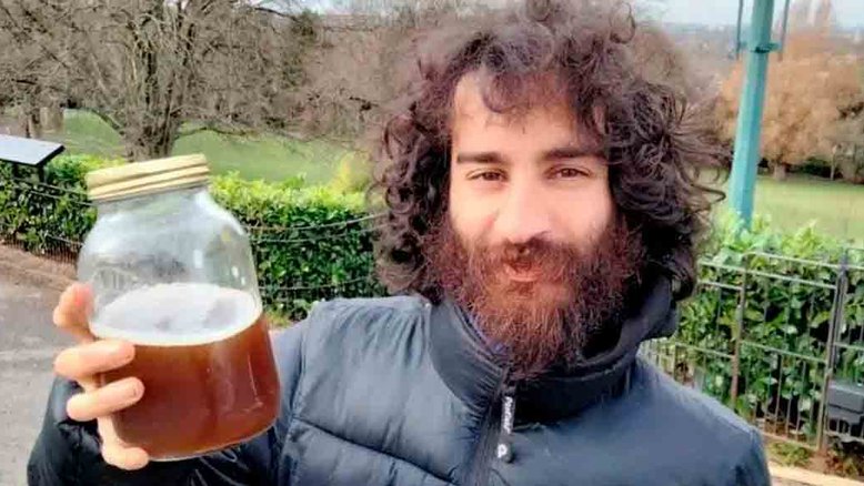 Vegano diz ter ficado 10 anos mais jovem bebendo a própria urina (Foto: Reprodução)