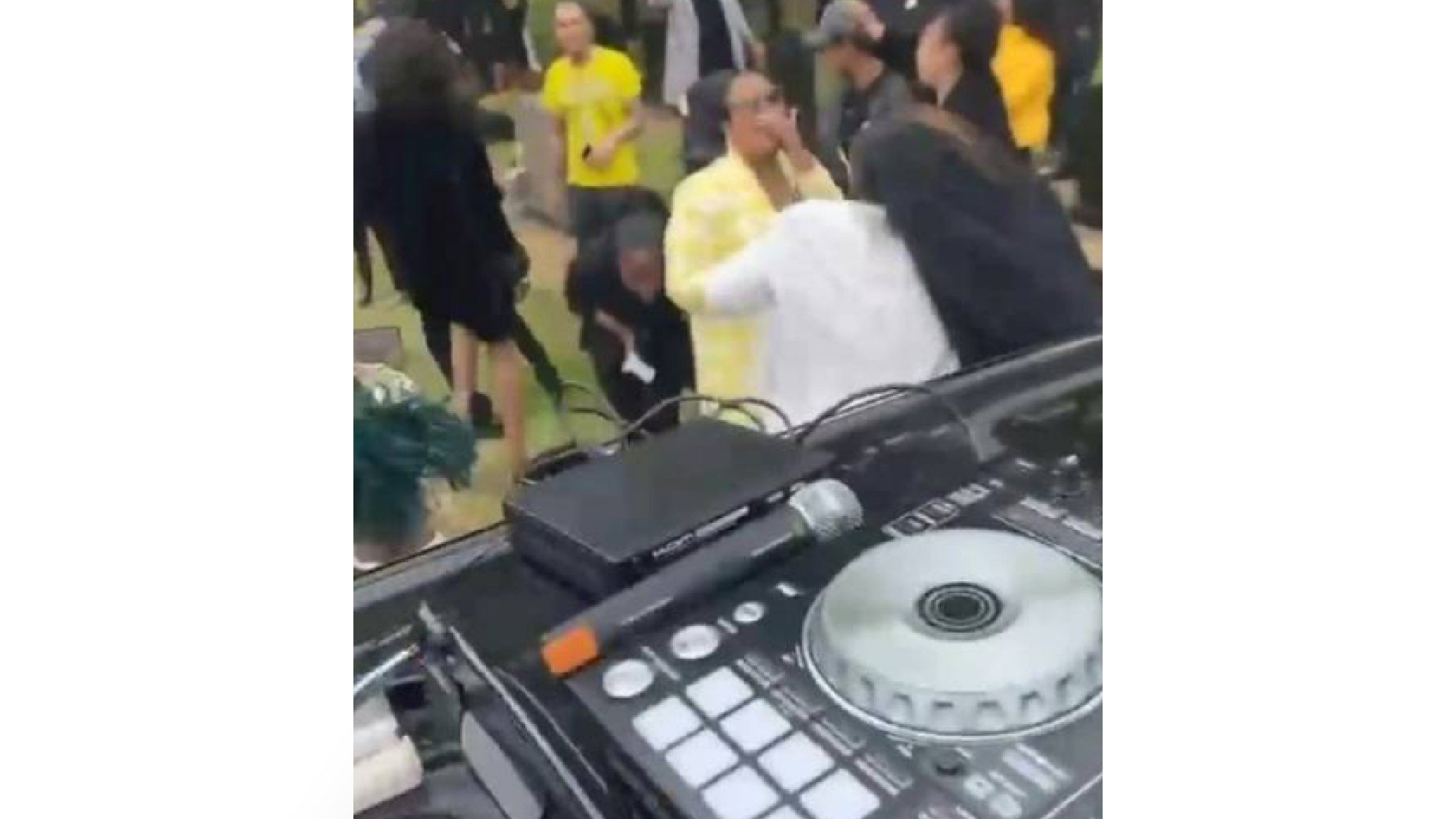Vídeo: Familiares fazem rave com DJ durante enterro e imagens dividem opiniões nas redes sociais 4 Vídeo: Familiares fazem rave com DJ durante enterro e imagens dividem opiniões nas redes sociais