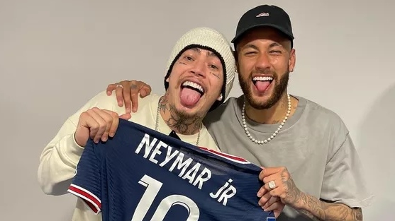 Whindersson Nunes posa com Neymar em Paris e brinca: 'Meu namorado'