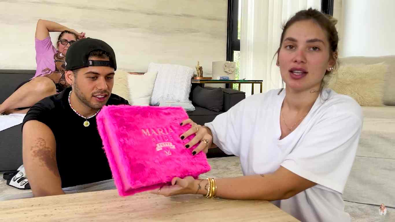Virgínia e Zé Felipe mostram convite de luxo do aniversário de 1 ano da filha