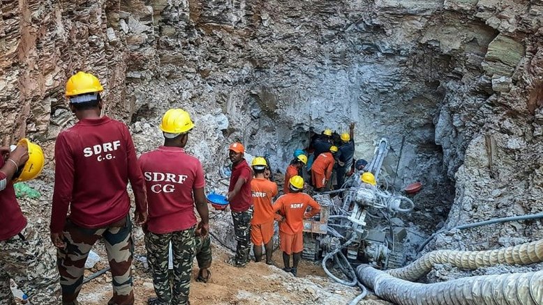 Equipes de emergência resgatam menino preso em poço na Índia