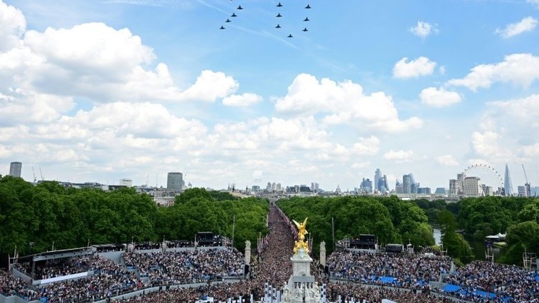 Harry e Meghan têm participação discreta no jubileu da rainha