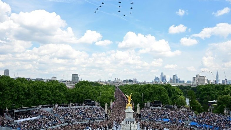 Harry e Meghan têm participação discreta no jubileu da rainha