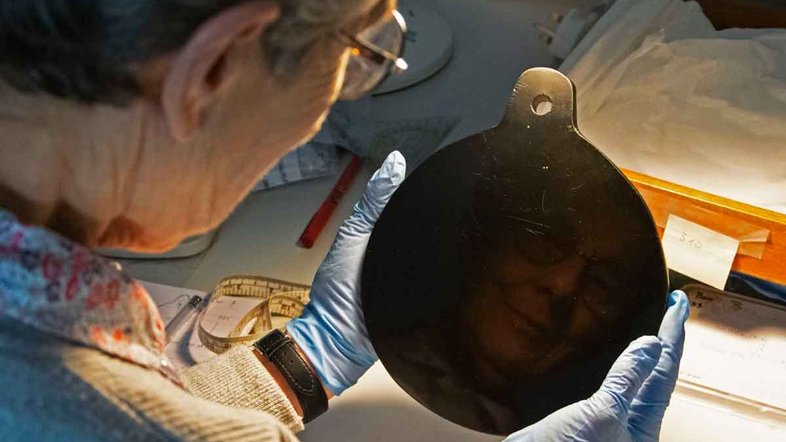 Membro da equipe de pesquisa manuseia o espelho: obsidiana tinha um significado espiritual para os astecas. Crédito: Antiquity (2021). DOI: 10.15184 / aqy.2021.132