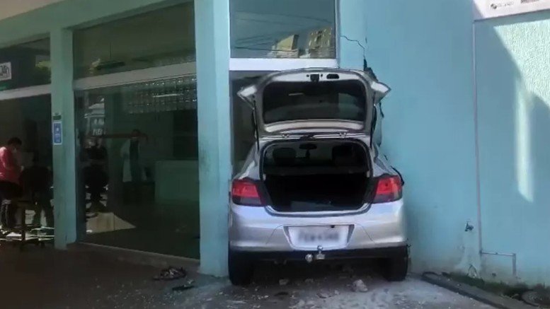 Carro desgovernado invade e atropela pacientes de UPA em Ribeirão Preto (SP) 4 Carro desgovernado invade e atropela pacientes de UPA em Ribeirão Preto (SP)