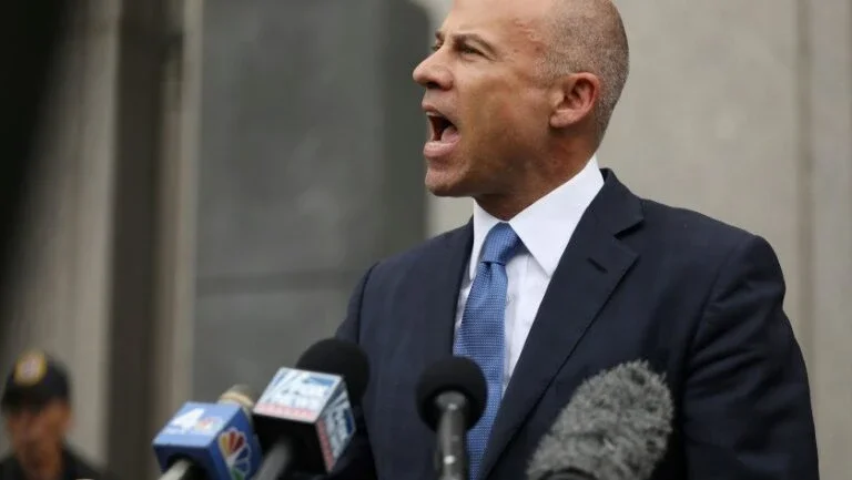 Advogado inimigo de Trump é condenado a 4 anos de prisão por roubar ex-atriz pornô