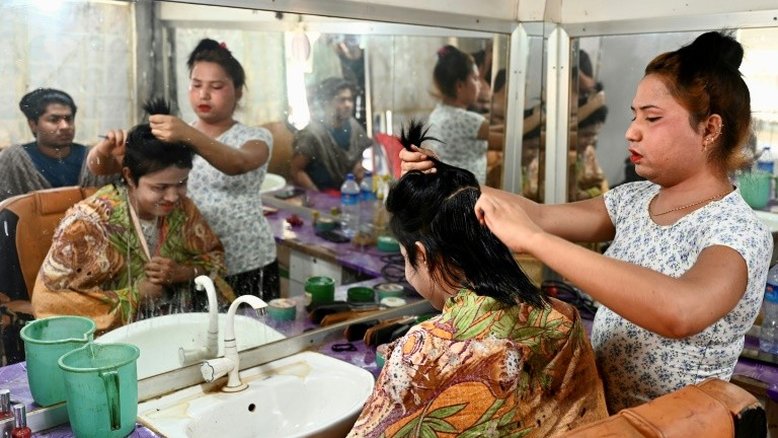 Refugiada rohingya trans luta para conseguir uma vida digna por meio da beleza