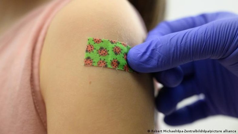 Painel da FDA recomenda vacina para crianças de até 5 anos
