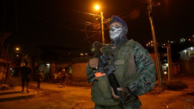 Quito proibe porte de armas brancas em espaços públicos ante aumento da violência