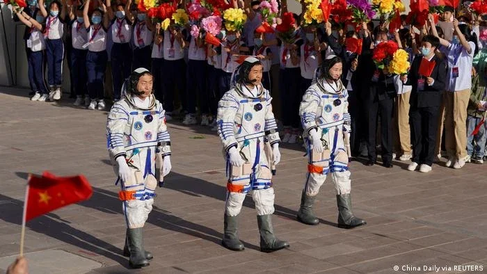 China lança nova missão tripulada para estação espacial