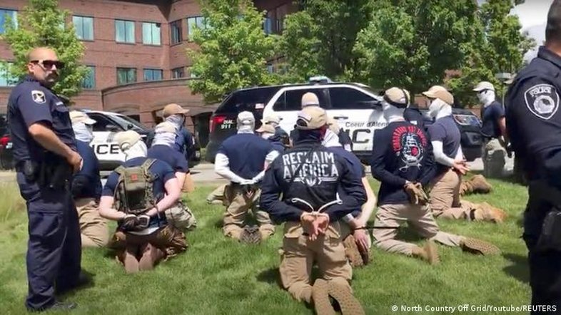 Polícia dos EUA prende supremacistas brancos por conspiração